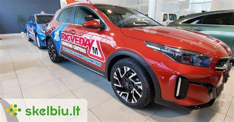 automobilis su reklaminiu lipduku