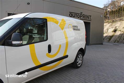 vizualinis pavyzdys skirtingų lipdukų automobiliams