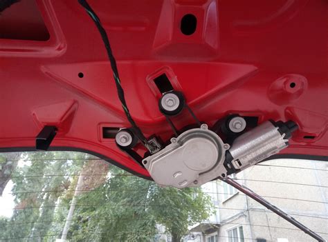 Механизм стеклоочистителя задней двери