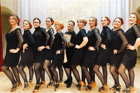 Moterų grupė bendrauja ir mokosi