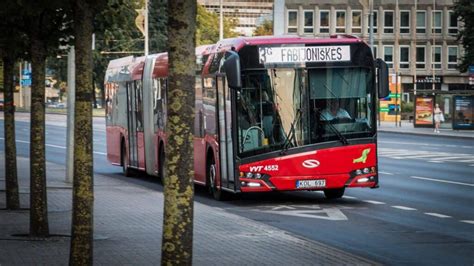 Automobilis praleidžia autobusą išvažiuojantį iš stotelės