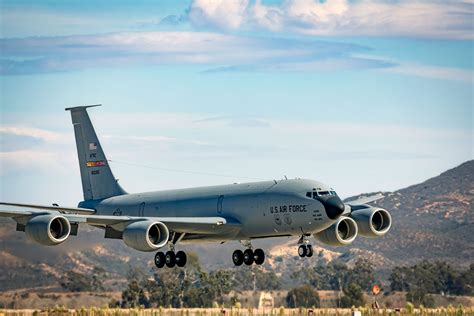 Boeing KC-135 Stratotanker ore papildantis degalais kitą lėktuvą