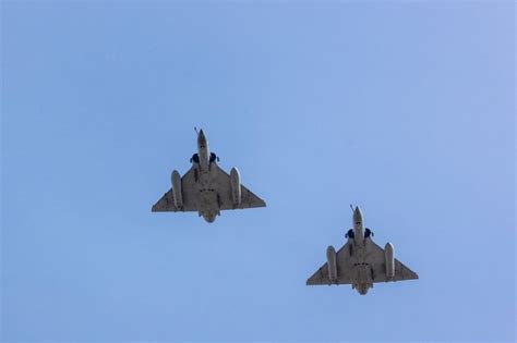 Įvairūs kariniai orlaiviai danguje