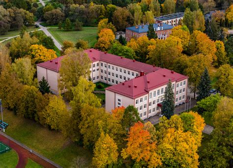 Utenos dvaro rūmai, kuriuose veikė „Saulės“ gimnazija