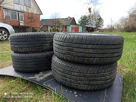 Nuotrauka su nelygiai susidėvėjusiomis padangomis