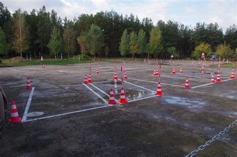 Vairavimo mokyklos mokymo aikštelė su elementais