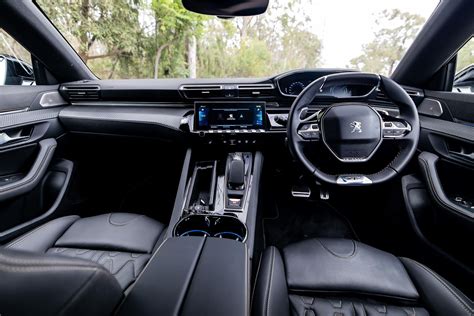 Peugeot 508 GT galinė dalis su išmetimo vamzdžiais