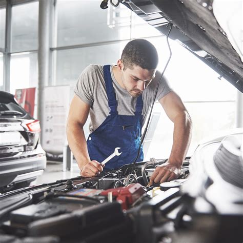 Autoserviso mechanikas dirbantis su automobiliu