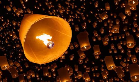 Dangaus žibintai, kylantys į naktinį dangų