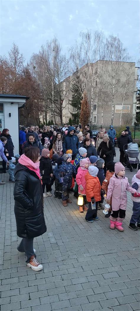 Vaikai, nešantys pačių darytus žibintus