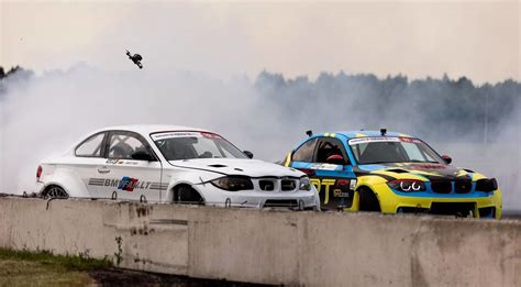 BMW automobilių susibūrimas ir drifto pasirodymas