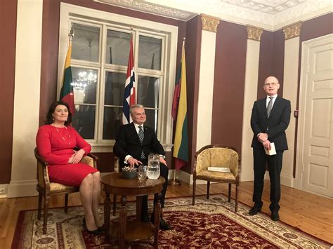 Lietuvos ambasados Norvegijoje atstovai sveikina BMW entuziastus