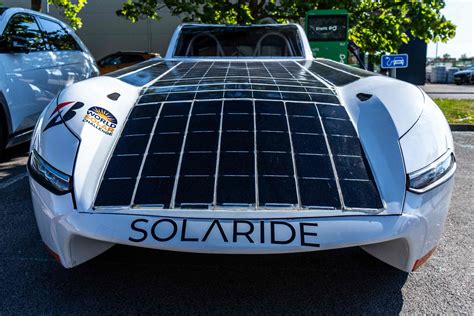 Saulės energija varomo automobilio eskizas