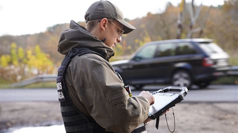 Aplinkosaugininkai stabdo automobilį taršos patikrai