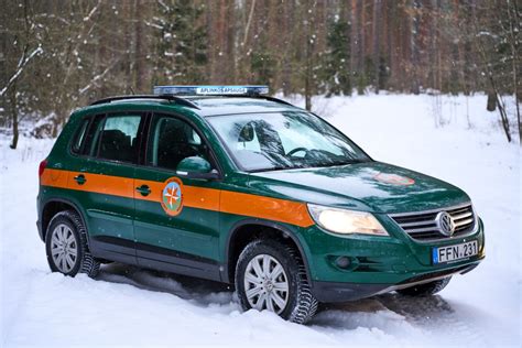 Aplinkos apsaugos pareigūnai stabdo automobilį patikrai