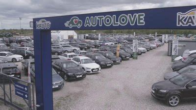 Naudotų automobilių aikštelė su įvairiais automobiliais