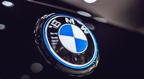 BMW logotipas ir klasikiniai modeliai