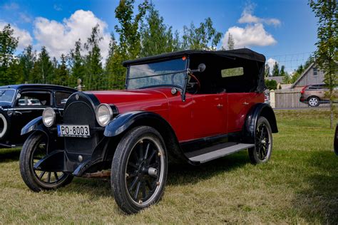 Istorinės britiškų automobilių nuotraukos