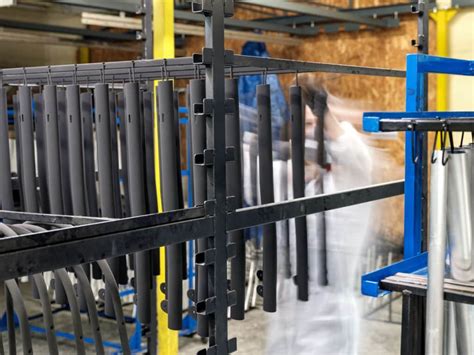 Vizualizacija dviejų ratlankių dažymo metodų: vertikaliai ant automobilio ir horizontaliai nuėmus