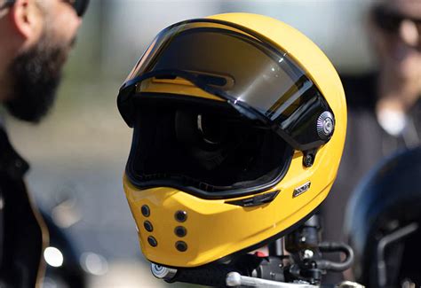 Schematinis motorolerio šalmo dalių pavaizdavimas