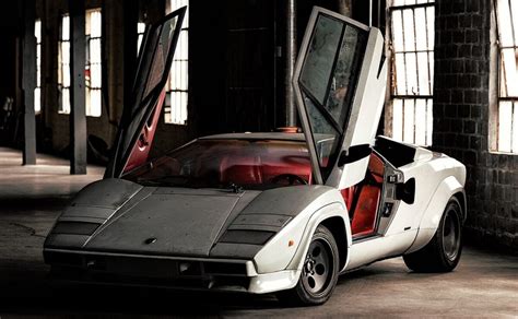 Lamborghini Countach su atidarytomis durelėmis