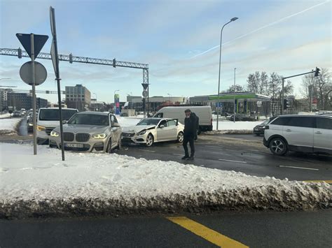 Dvi motociklininkės Geležinio Vilko gatvėje