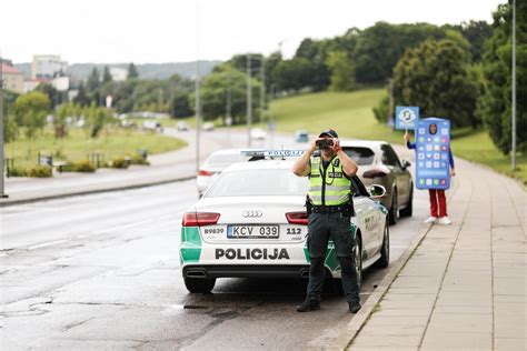 Iliustracija su GPS palydovais ir mobiliuoju telefonu