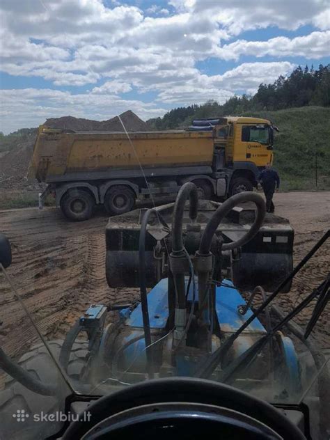 Vairuotojas su hidromanipuliatoriumi krauna medieną