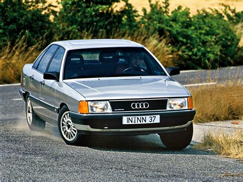 Audi 100 C3 interjeras