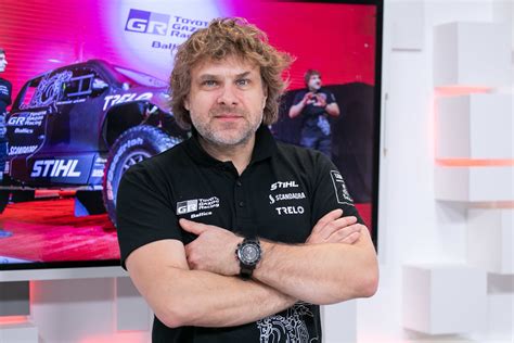 Benediktas Vanagas su automobiliu