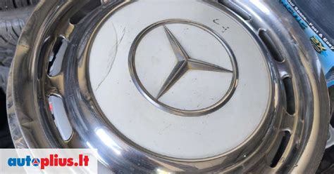 Įvairių dydžių Mercedes-Benz ratų gaubtai