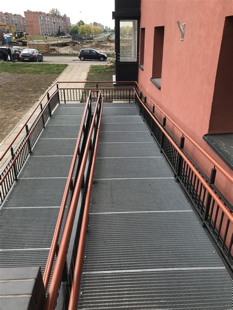 Pavyzdys, kaip atrodo pandusas prie namo su nerūdijančio plieno turėklais