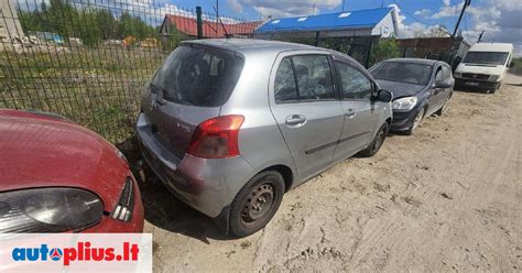 Toyota Yaris automobilis su įvairiais ratlankiais