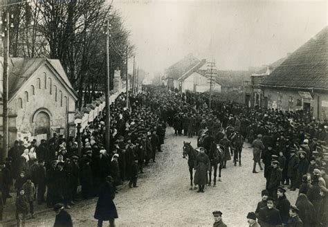 Istorinė nuotrauka iš pirmųjų Lietuvos motociklų lenktynių