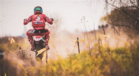 Motokroso trasos elementai: šuoliai ir posūkiai