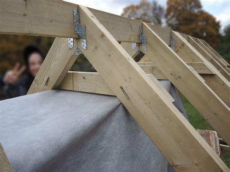 Schematinis stogo skersinių tvirtinimo prie išilginių strypų pavaizdavimas