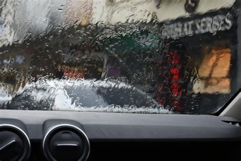 Automobilis žiemą su apledėjusiu priekiniu stiklu