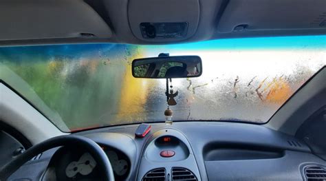 Vaizdas iš vidaus automobilio su šildomu priekiniu stiklu, kuriame matomas plonas sidabro sluoksnis