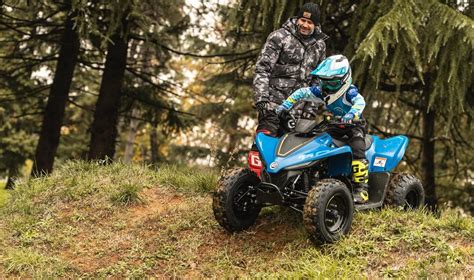 Vairuotojas su šalmu ant keturračio