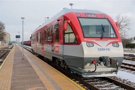 Traukinys su automobiliais