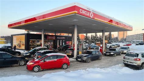 Cisternos su degalais ir degalinių stovėjimo aikštelė