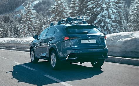 SUV automobilis žieminėmis padangomis ant snieguoto kelio