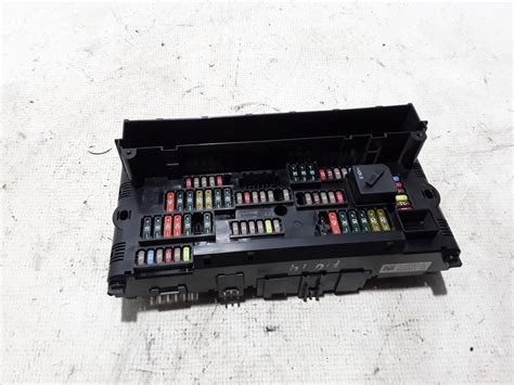 BMW E39 prietaisų skydelio saugiklių dėžutės vieta