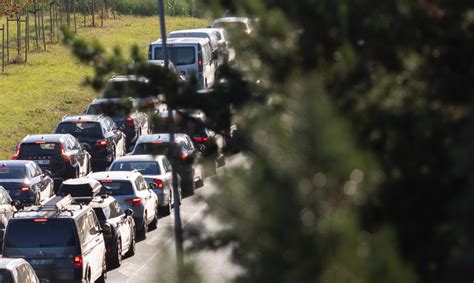 Automobilių spūstis ant slidžių kelių