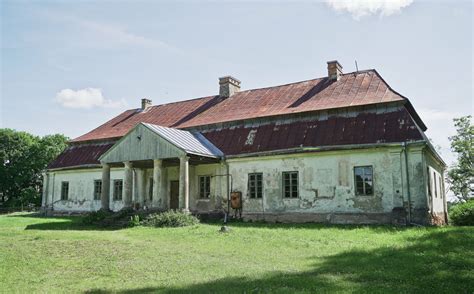 Senovinio dvaro sodybos fragmentai