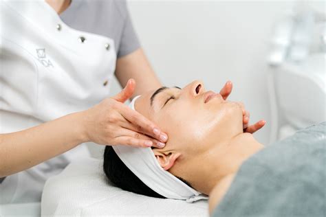 Moteris naudojasi grožio procedūra