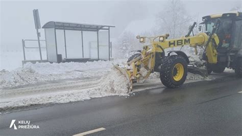 Nuotrauka: Sunkvežimis, važiuojantis per žiemos sąlygas