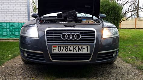 Audi A6 C6 su išsiardytu varikliu, demonstruojant variklio pagalves