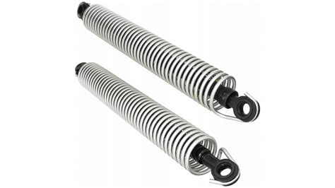 Infografika, lyginanti tradicinius ir elektrinius bagažinės amortizatorius