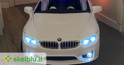 baltas automobilis sniege